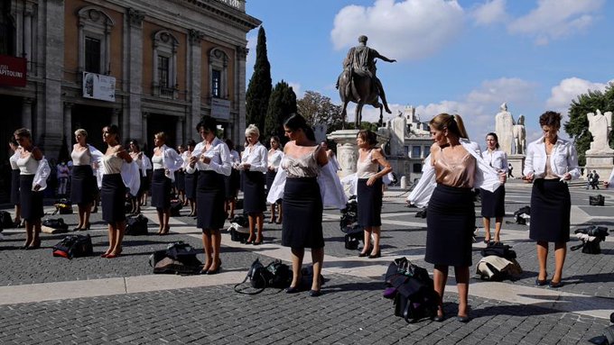 Alitalia uçuş görevlileri Roma meydanında soyunarak protesto düzenledi