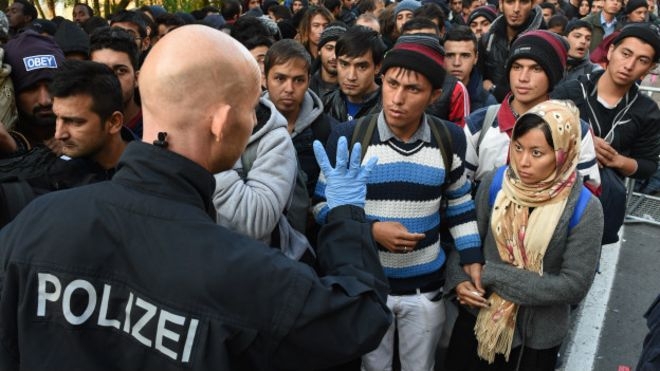Alman siyasetçi: Polis gerekirse sığınmacılara ateş açmalı!
