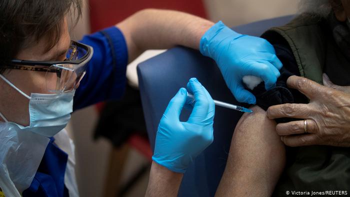 Alman uzman: Aşıyı reddeden kişiler acil sağlık hizmetinden yararlanmamalı