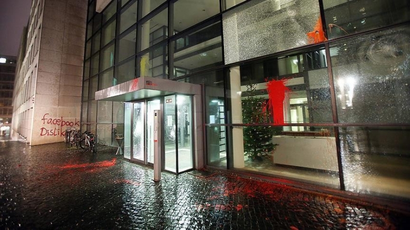 Facebook'un Hamburg binasına taşlı boyalı saldırı!