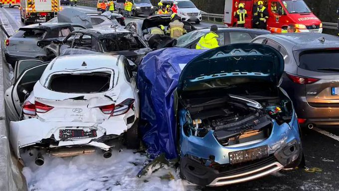 Almanya'da 40 araç zincirleme kazaya karıştı