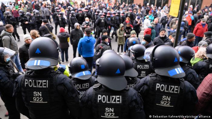 Almanya'da koronavirüs önlemleri protestosu: 12 polis yaralandı