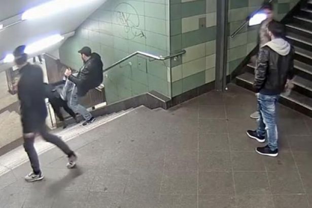 Almanya'da metroda kadını tekmeleyen saldırgan yakalandı
