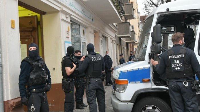 Almanya'da polis cami bastı