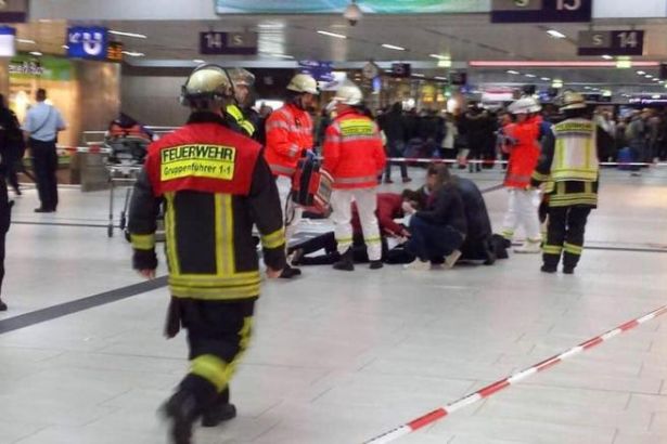 Almanya'da tren istasyonunda baltalı saldırı! 