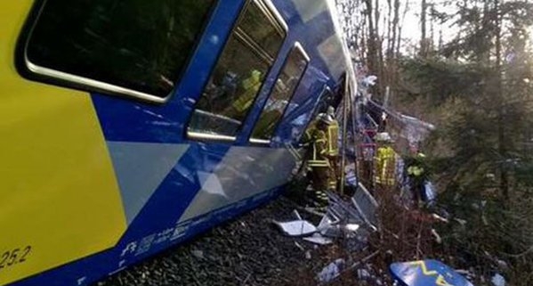 Almanya'da tren kazası: 4 ölü!