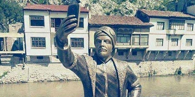 selfie çeken şehzade heykeli