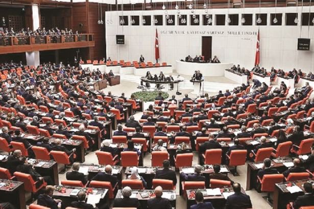 Anadolu Ajansı verilerine göre AKP Meclis çoğunluğunu kaybetti