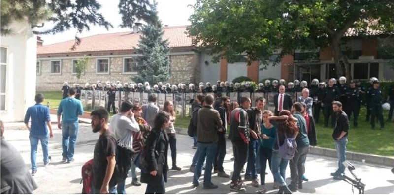 Anadolu Üniversitesi güvenliğinden öğrencilere: Keserim lan sizi!