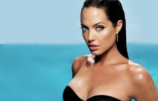 Angelina Jolie yumurtalıklarını aldırdı!