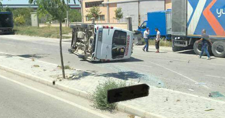 Ankara-İstanbul yolunda yolcu minibüsü devrildi: Çok sayıda yaralı var!