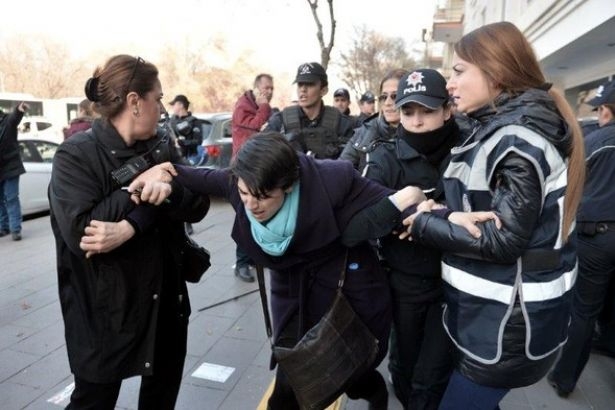 Ankara'da 'kadına şiddet' eyleminde polis kadınları copladı, yerde sürükledi