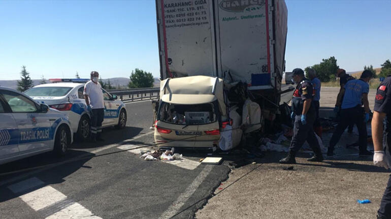 Ankara'da otomobil park halindeki tıra çarptı: 5 ölü