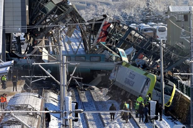 Ankara'da tren kazası: 9 ölü, 48 yaralı