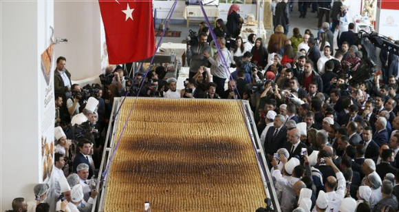 Ankara'da yapılan dünyanın en büyük baklavası Guinness Rekorlar Kitabı'na girdi