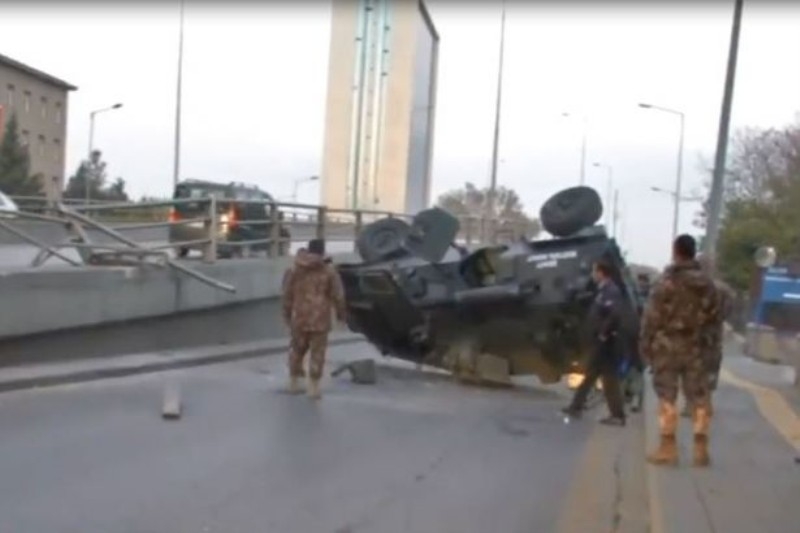 Ankara'da zırhlı araç köprüden düştü