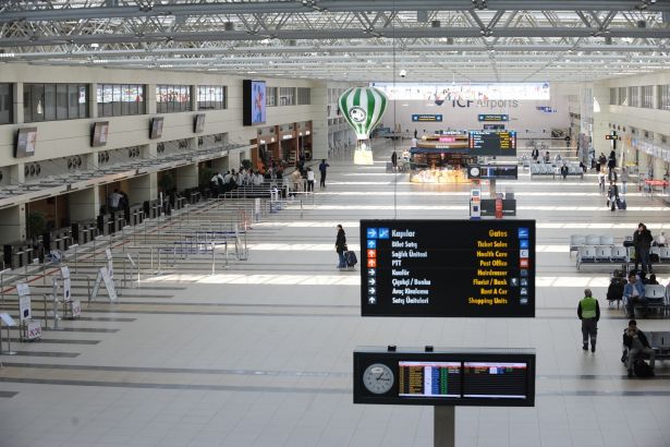 Antalya Havalimanı’nda Suriyeli bir kişi 'Üzerimde bomba var, Allahuekber' diye bağırdı