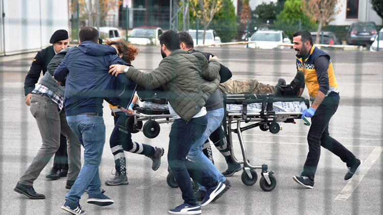 Antalya'da 2 askeri yaralayan şahıs öldürüldü