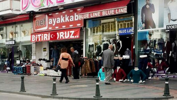 Antalya’da çıplak gezen kadın şaşkınlık yarattı
