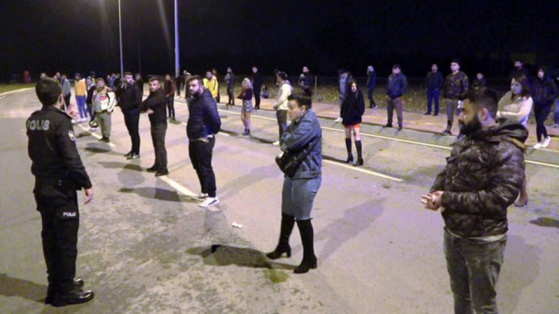 Antalya'da dansözlü drift partisine polis baskını
