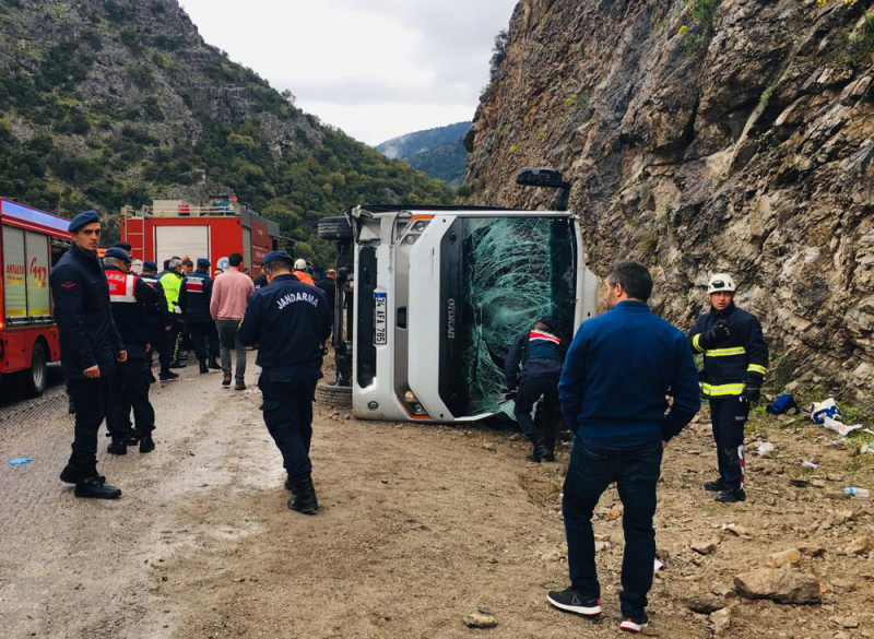 Antalya'da midibüs devrildi; 2 kişi öldü, 15 kişi de yaralandı
