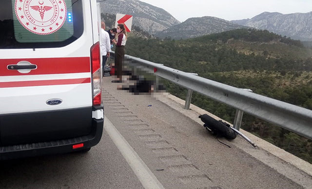 Antalya'da motosiklet bariyerlere çarptı: 2 ölü