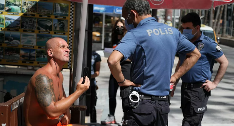 Antalya'da turist, kadın polisi gösterip 'Beğendim, bana göndersene' dedi