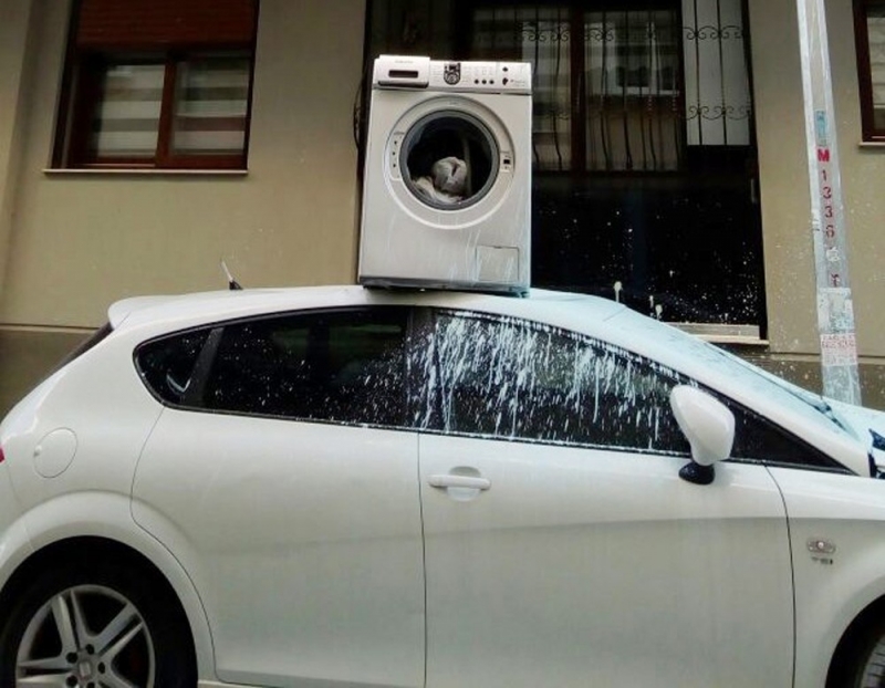 Apartmanın önüne park eden arabaya çamaşır makinesi attı