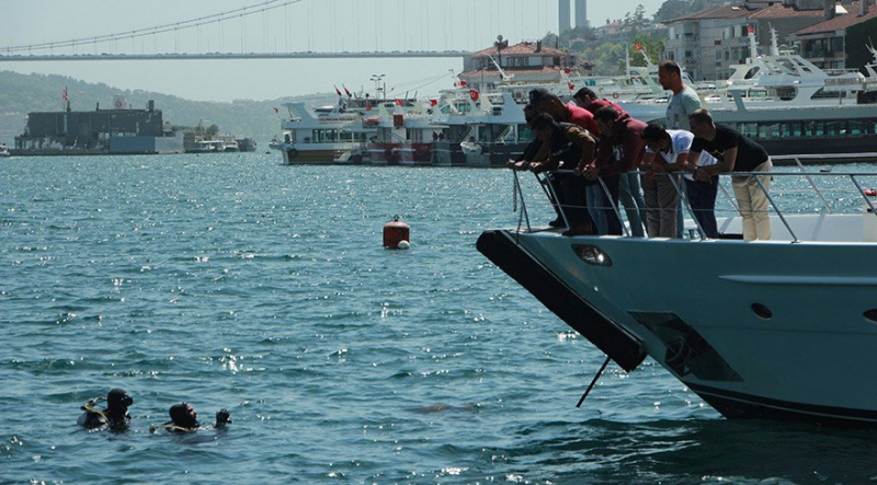 Arnavutköy'de yat çalışanları denizde ceset buldu
