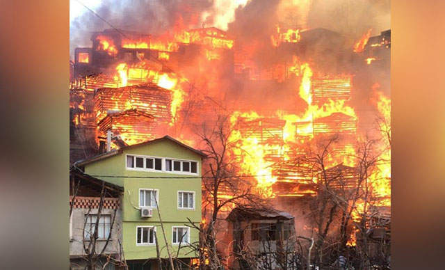 Artvin’de köyde yangın; 50’ye yakın ev yanıyor