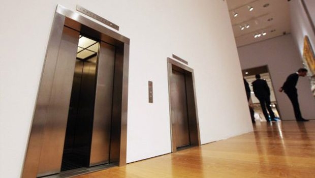 Asansörlerde mahsur kalanlar için klozet yerleştirilmeli mi?