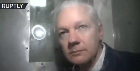Assange'ın cezaevi aracından çekilmiş son görüntüsü yayınlandı