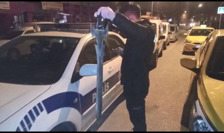 Ataşehir'de bir şahıs kılıçla taksi durağına saldırdı