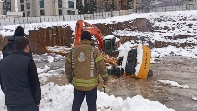 Ataşehir'de iş makinesi su ve buz dolu çukura düştü, operatör hayatını kaybetti