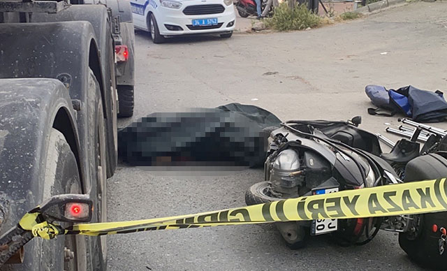 Ataşehir'de motosiklet sürücüsü beton mikserinin altında kaldı