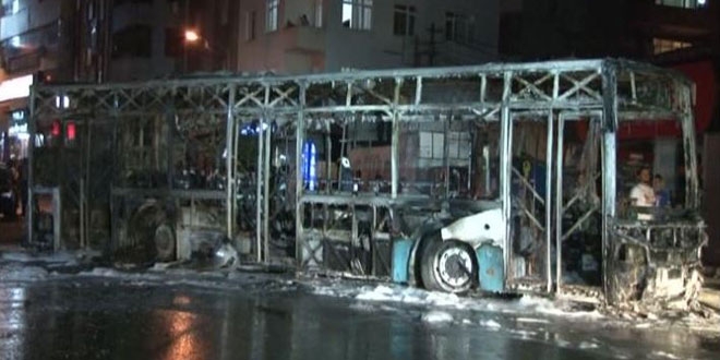 Ataşehir'de otobüs ateşe verildi!
