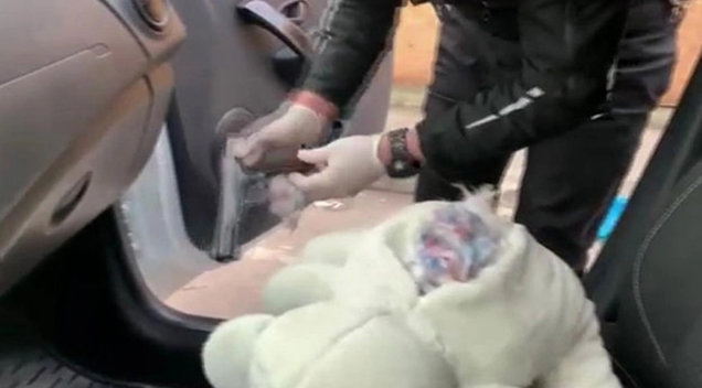 Ataşehir'de oyuncak ayının içine gizlenmiş tabanca bulundu