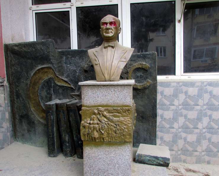 Atatürk büstü kırmızı boyayla tahrip edildi