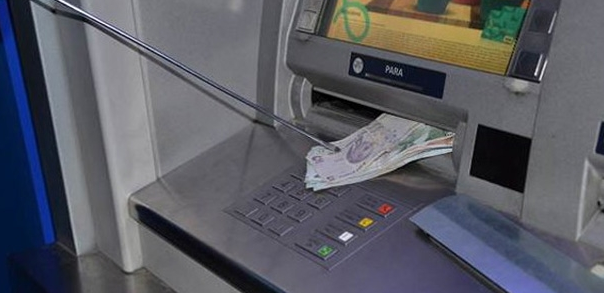 ATM dolandırıcıları iş üstünde yakalandı!