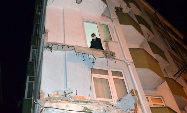 Avcılar'da 42 yıllık binanın iki balkonu çöktü 