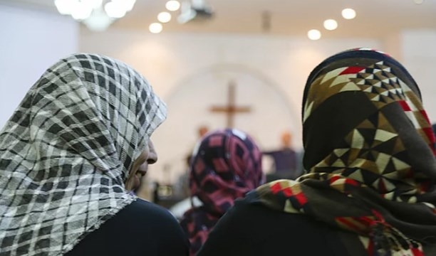 Avrupa’da binlerce mülteci Hıristiyanlığa geçiyor!