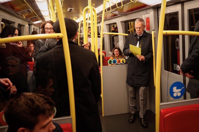 Avusturya Cumhurbaşkanı metroda böyle görüntülendi  