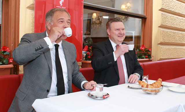 Avusturya’da 7 ay sonra restoranlar açıldı 