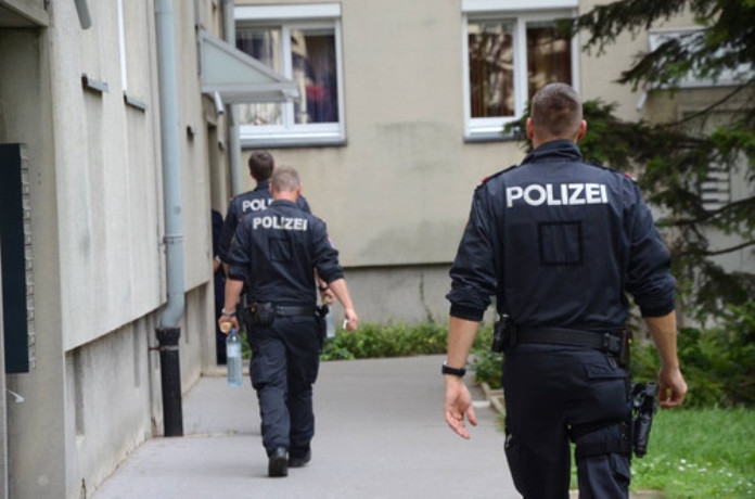 Avusturya'da polisin önünde gaz çıkaran adama para cezası