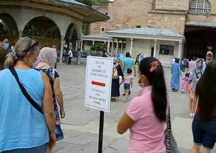 Ayasofya'ya şortlu, dekolteli, başörtüsüz girmek yasaklandı