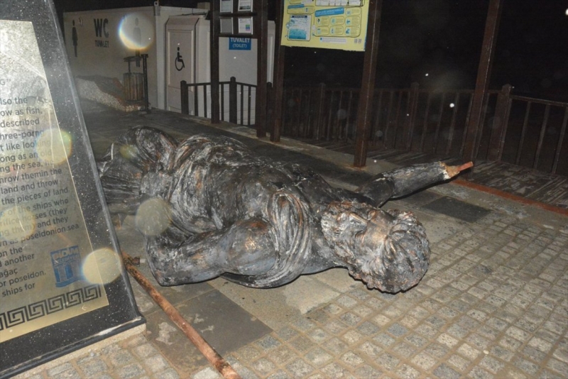 Aydın'da fırtına nedeniyle Poseidon heykeli devrildi