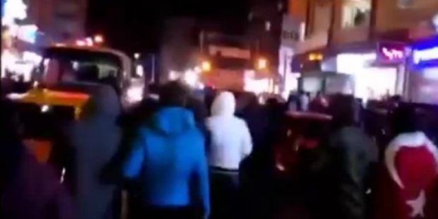 Bağcılar'da HDP binasına havai fişekli saldırı