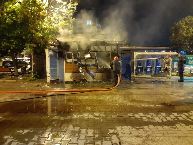 Bakırköy'de İBB'ye ait halk ekmek büfesi yandı
