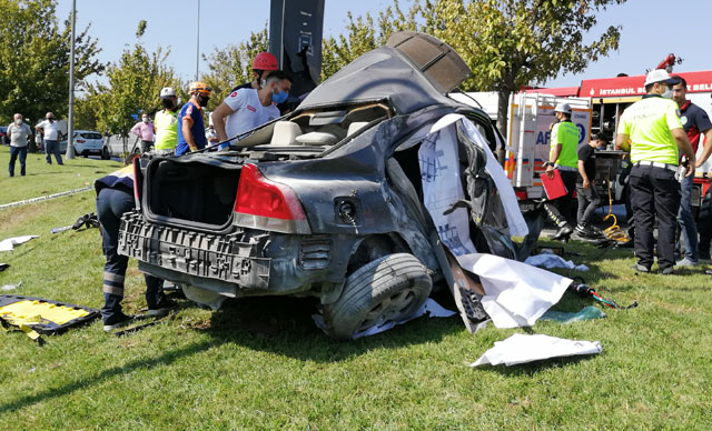 Bakırköy'de kaza: Otomobil içinde sıkışan sürücü yaşamını yitirdi