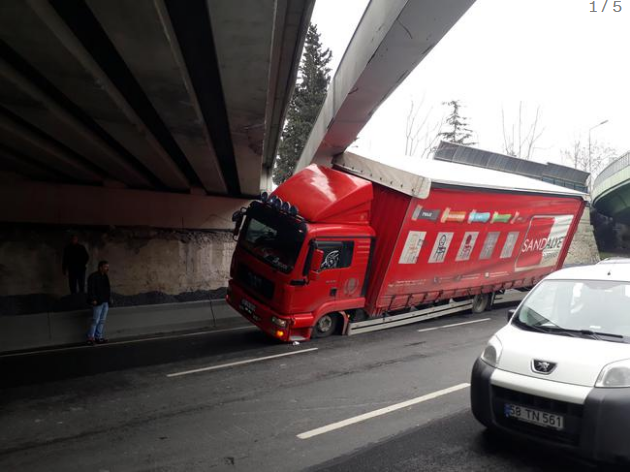 Bakırköy'de köprü altına kamyon sıkıştı